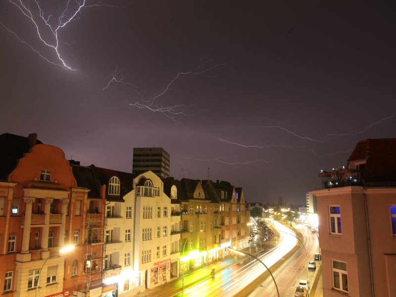 Gewitter mit Blitzen über Berliner Gebäuden