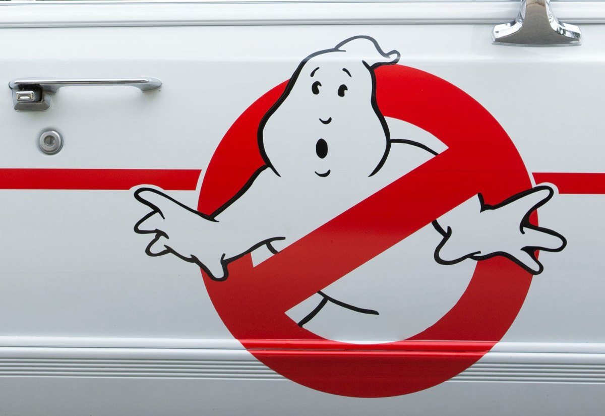 Das Logo der Ghostbusters auf einer Autotür.
