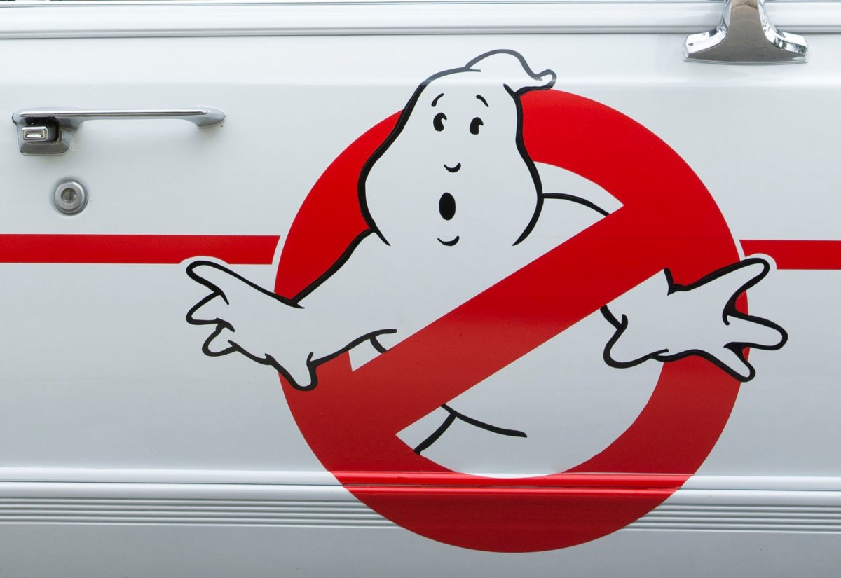 Das Logo der Ghostbusters auf einer Autotür.