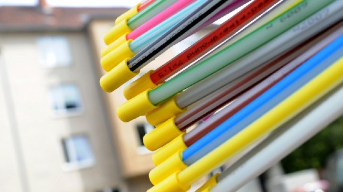 Abbildung zeigt bunte Glasfaserkabel