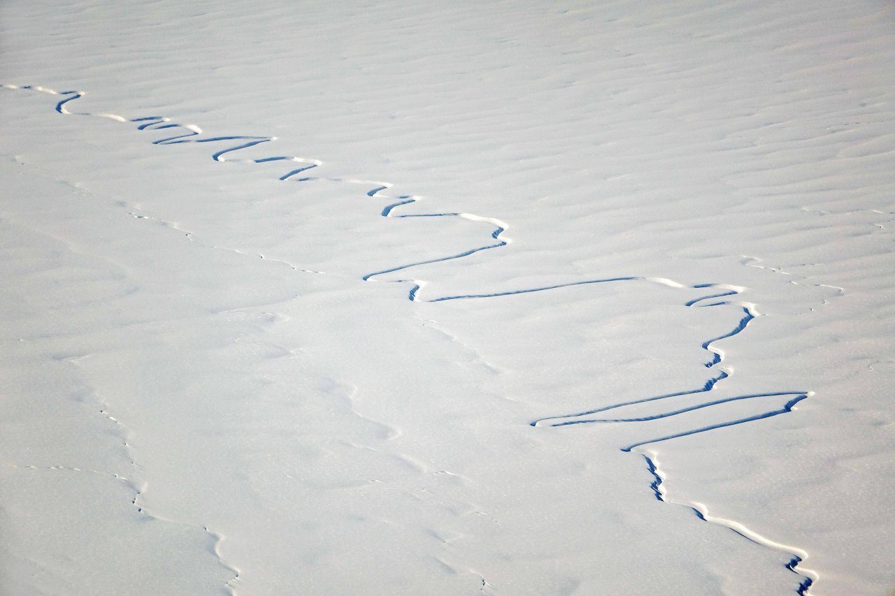Gletscherflüsse wie diese gehören zu den sichtbaren Landschaftsmerkmalen der Eiswüsten Grönlands. Durch den Klimawandel hat sich die Eisschmelze beschleunigt und Gletscherflüsse treten immer häufiger auf.
