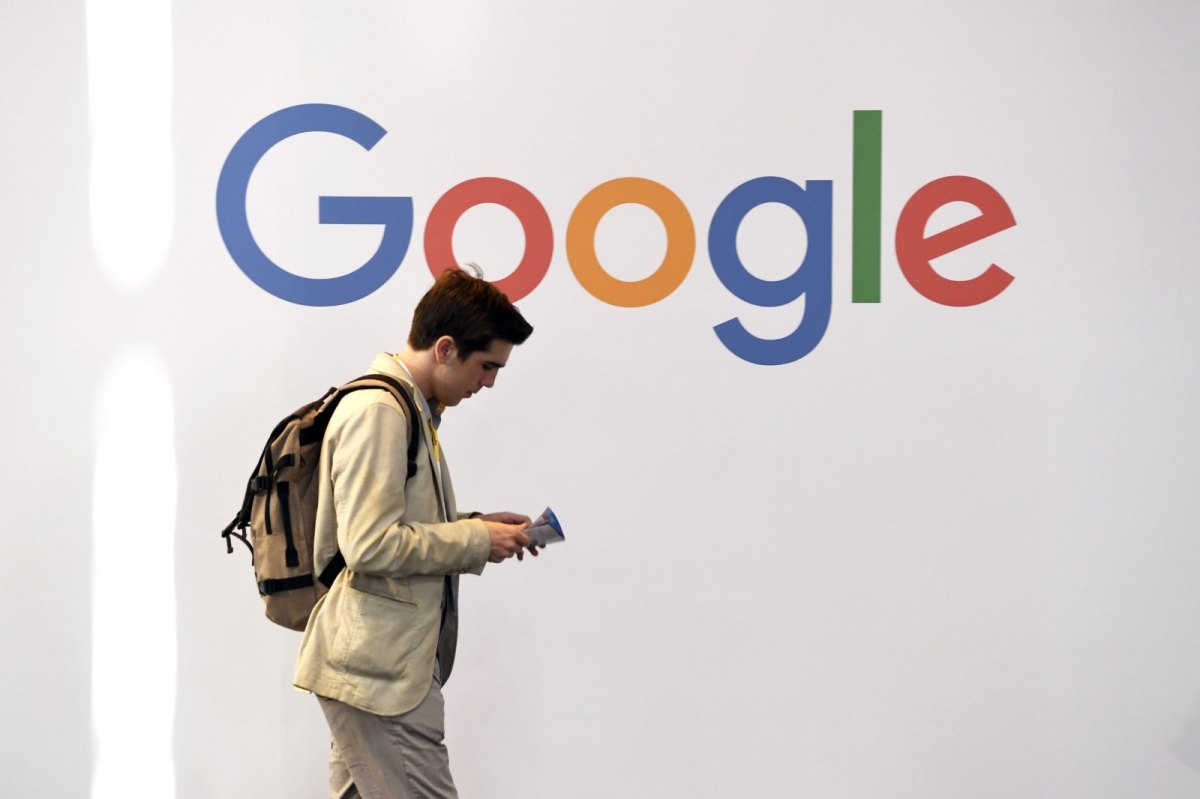 Mann läuft vor Google-Logo entlang