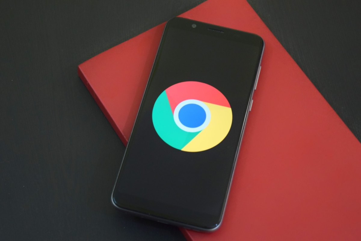 Chrome-Logo auf einem Smartphone