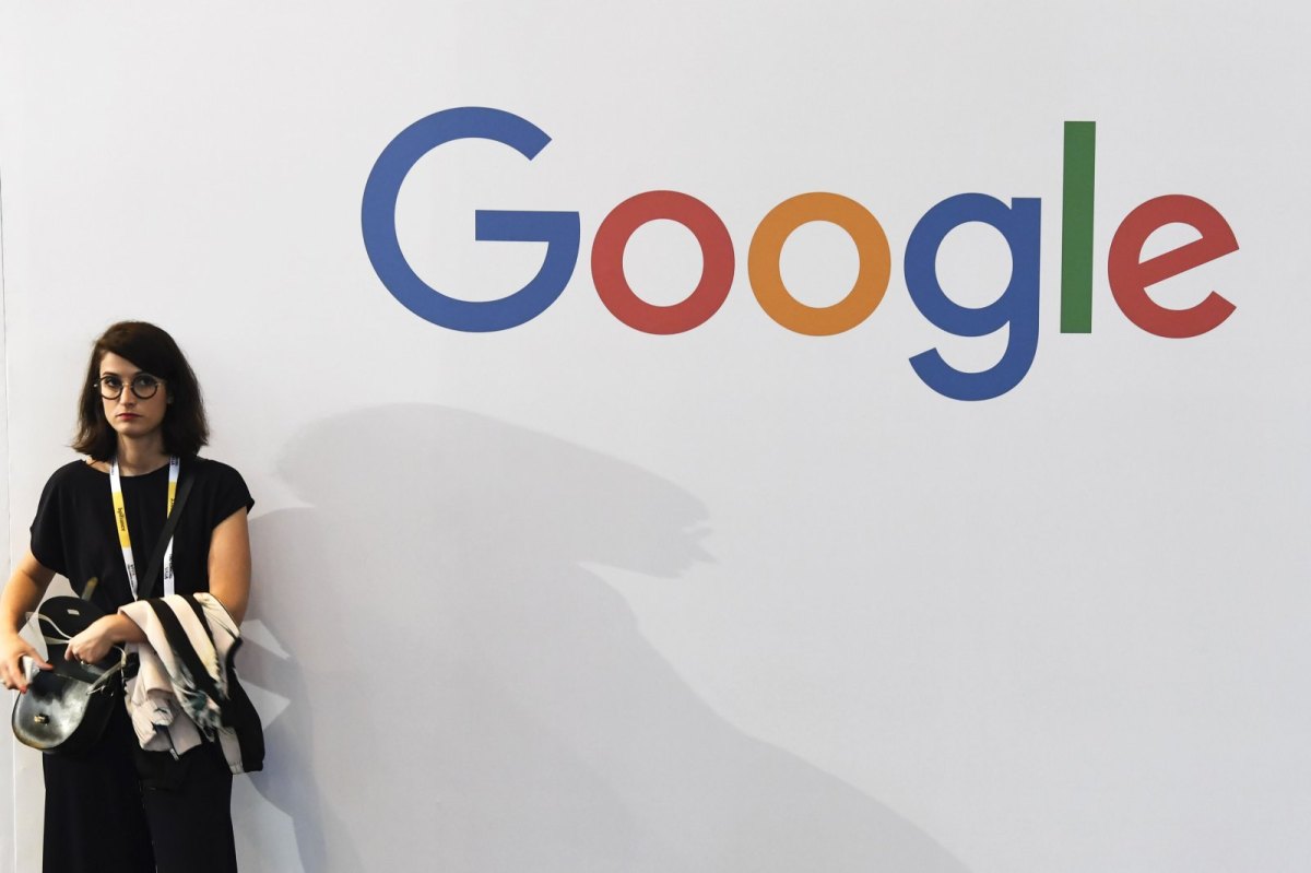 Frau steht neben dem Google-Logo
