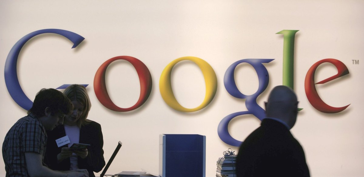 Das Logo von Google auf einer Wand.