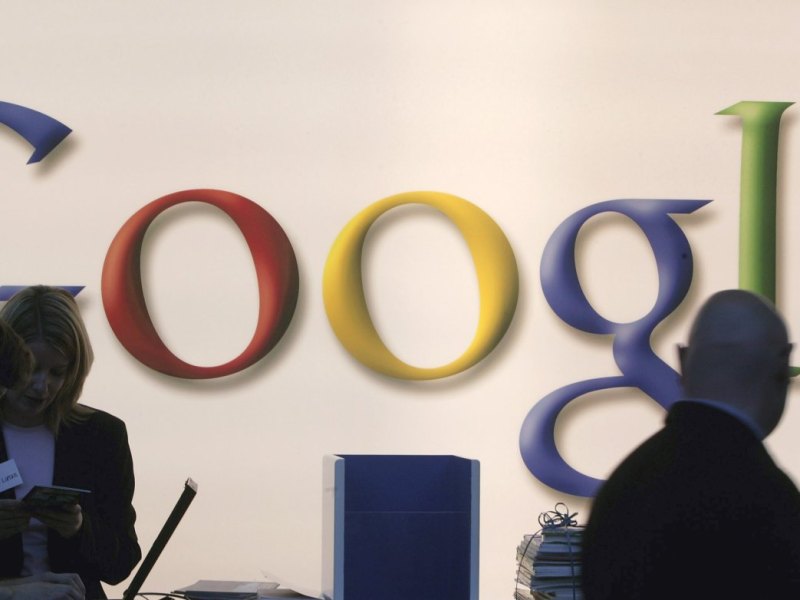 Das Logo von Google auf einer Wand.