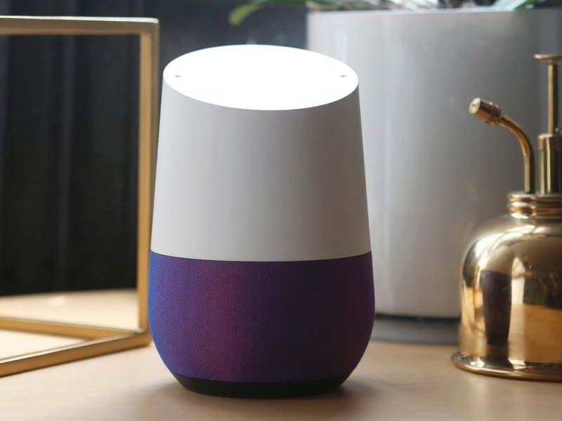 Google Home steht auf dem Tisch.