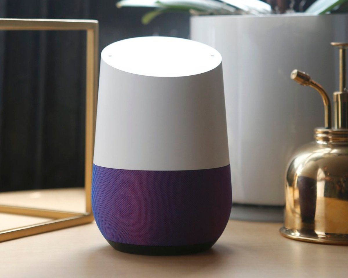 Google Home steht auf dem Tisch.