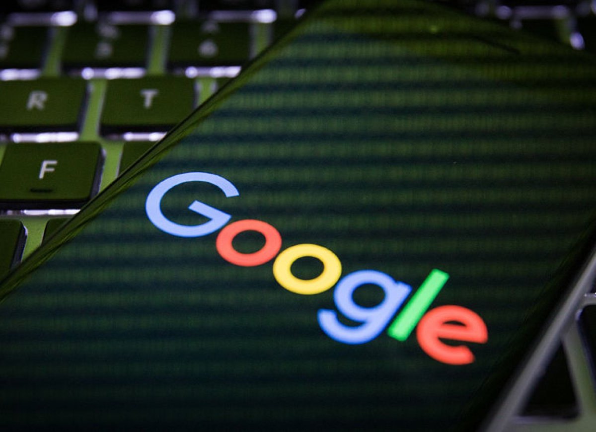 Google Logo mit Handy