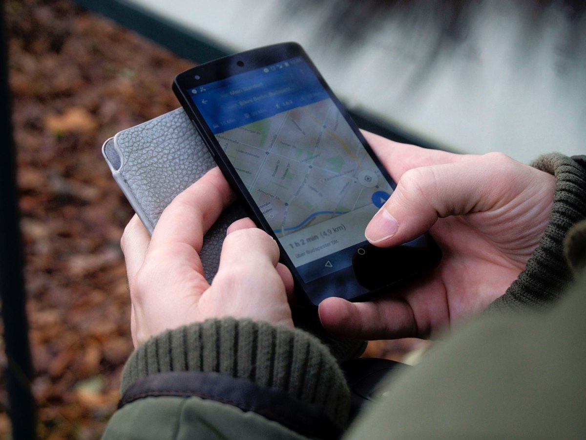 Ein Handy mit Google Maps auf dem Bildschirm.