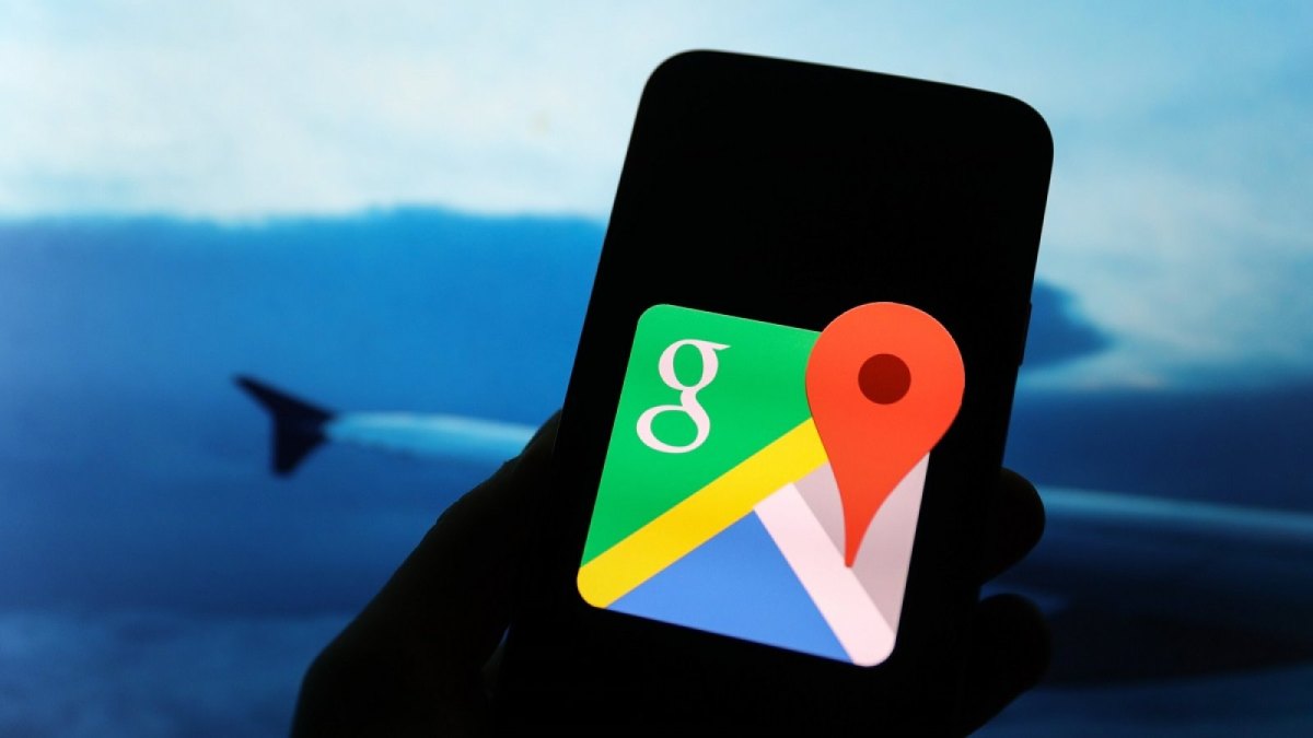 Handy mit Google Maps-Logo