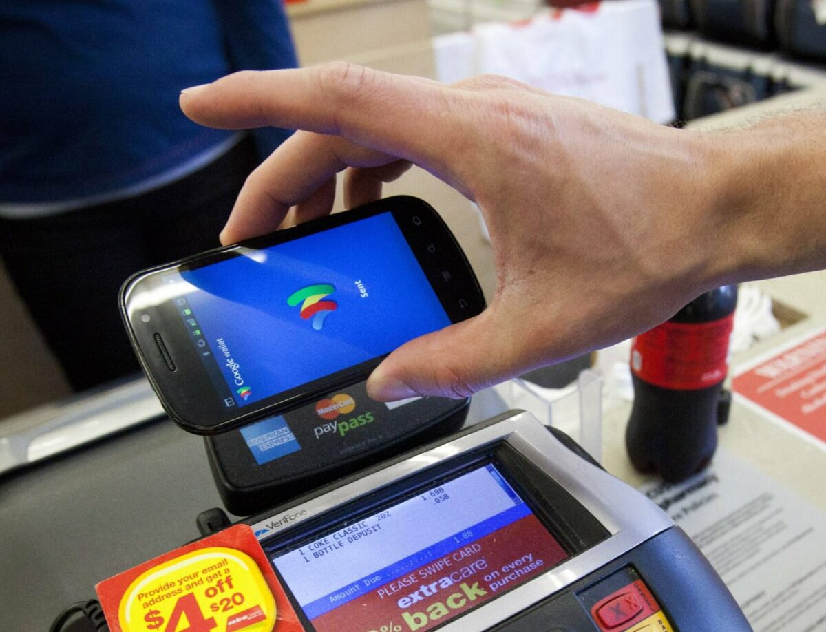 Google Pay an der Kasse im Supermarkt demonstriert