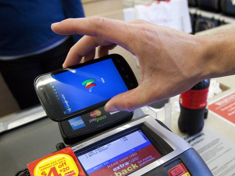 Google Pay an der Kasse im Supermarkt demonstriert