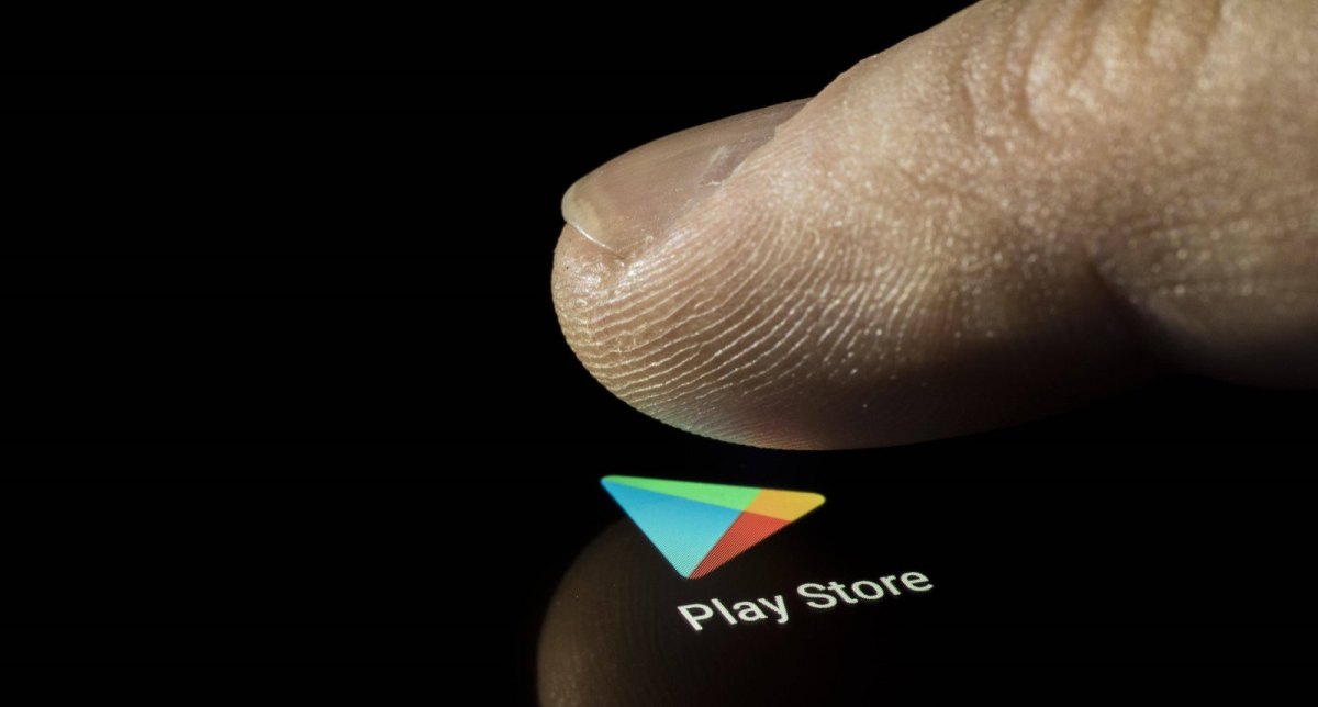 Finger drückt auf Play Store Icon