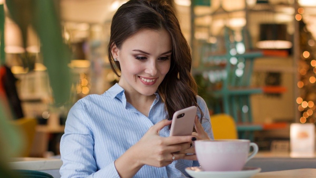 Eine Frau mit ihrem Smartphone in der Hand