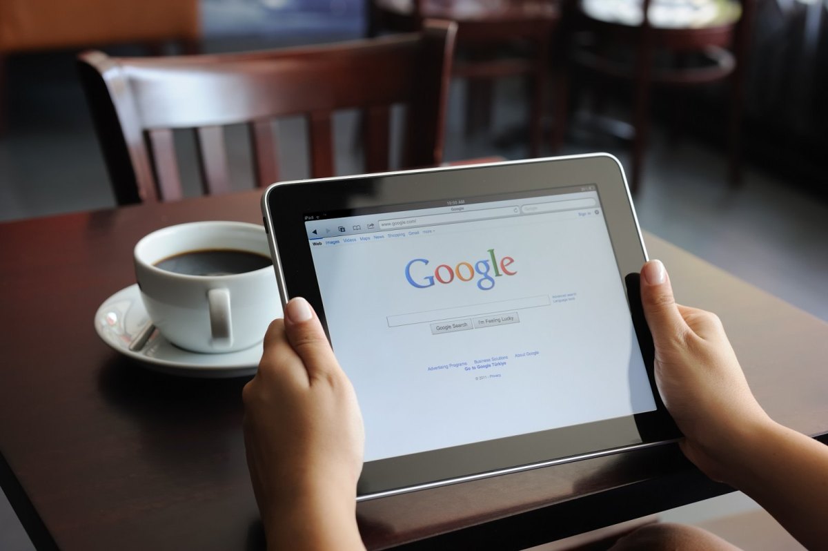 Tablet wird festhalten mit Google Suche
