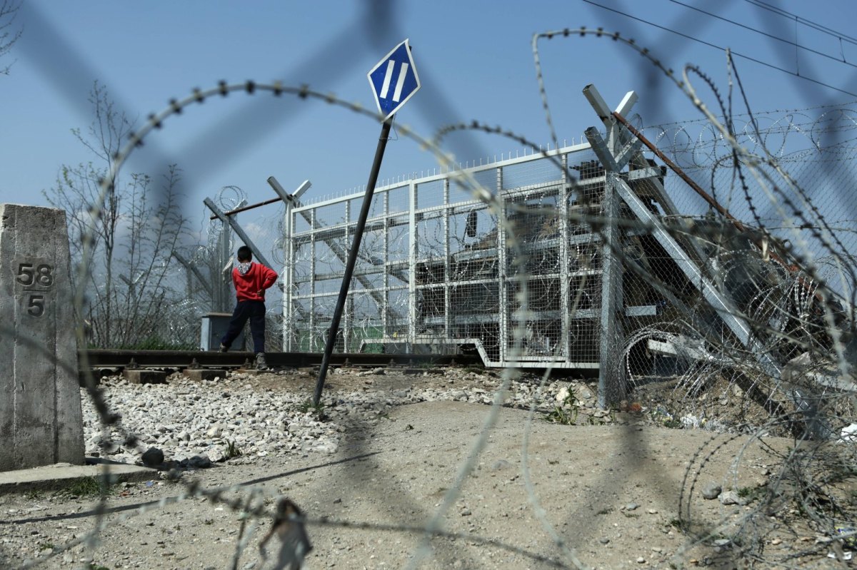 Ein Junge steht vor der EU-Außengrenze in Griechenland