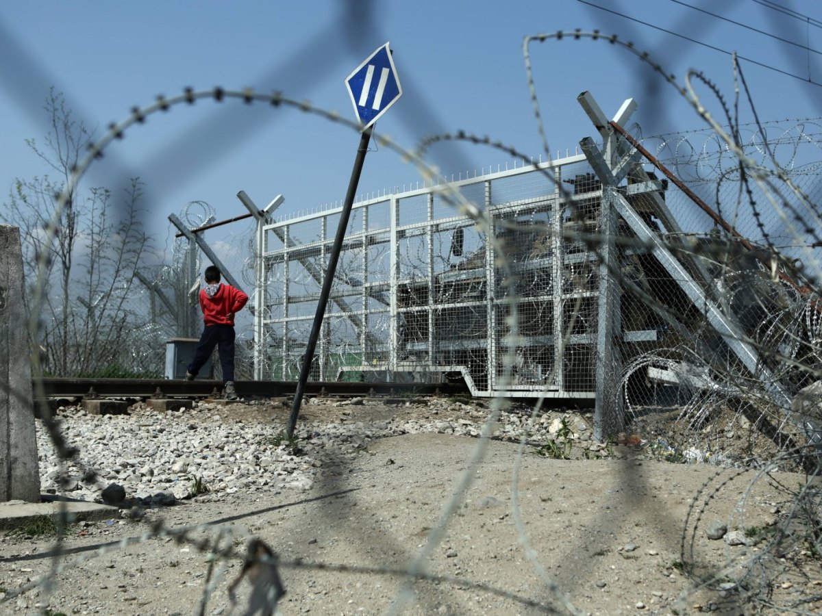 Ein Junge steht vor der EU-Außengrenze in Griechenland