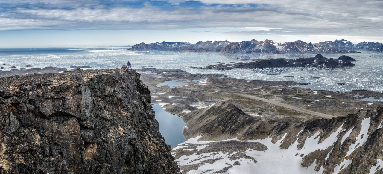 Grönlands Landschaft ist durch karge Berge gekennzeichnet, doch einige seiner Berge und sogar ganze Gebirgszüge sind unter einer meterdicken Eisschicht verborgen.