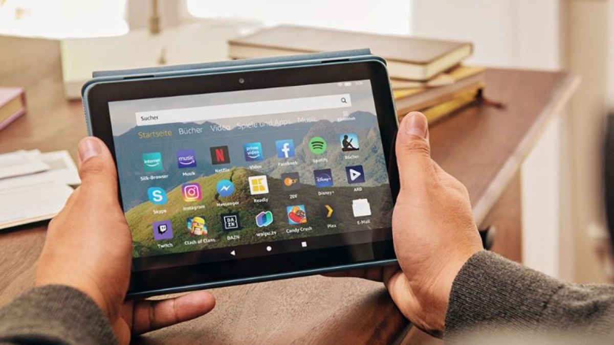 Ein Amazon Fire HD 8 Tablet in den Händen eines Users