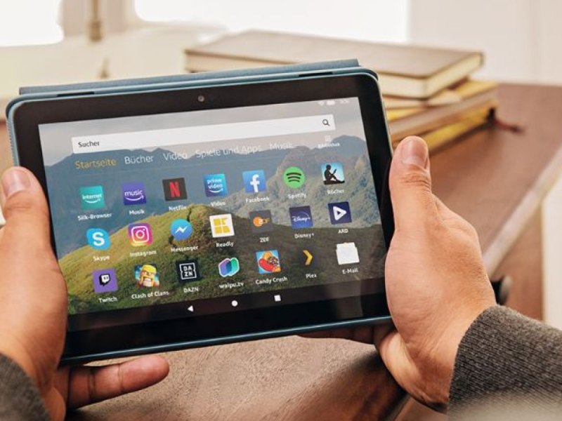 Ein Amazon Fire HD 8 Tablet in den Händen eines Users