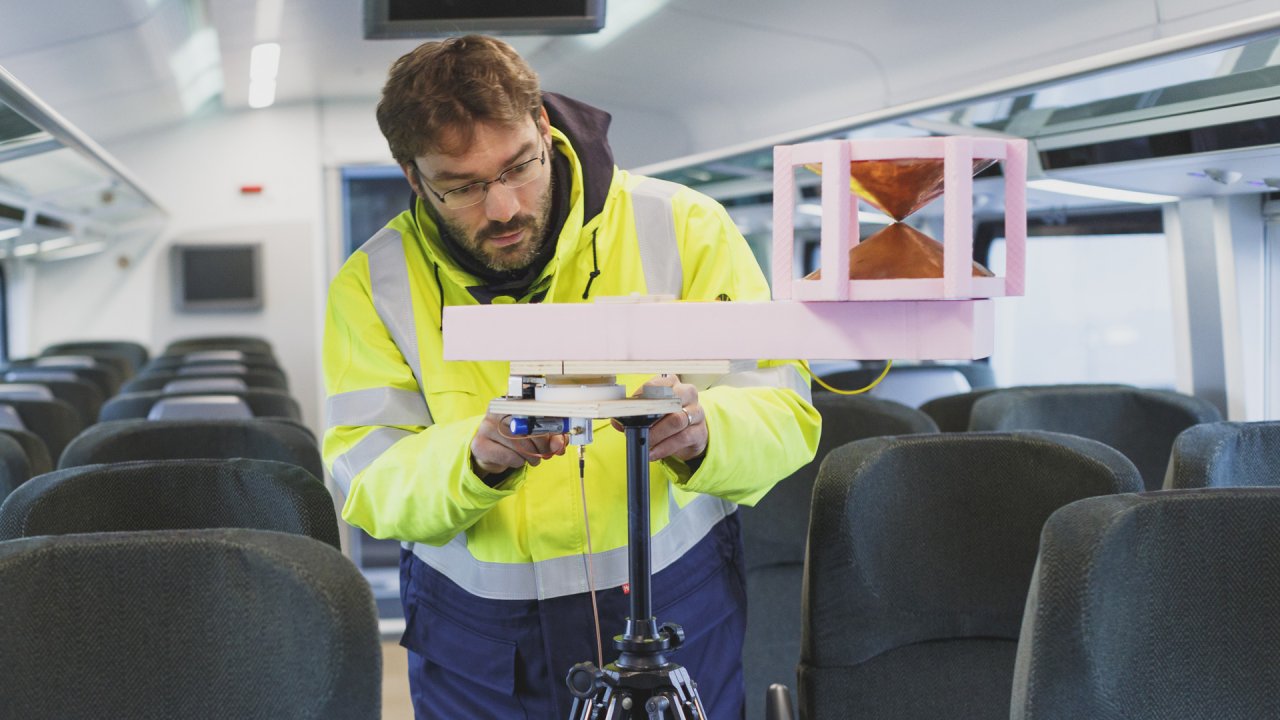 Die Hochfrequenz-Scheiben von Siemens lassen Mobilfunksignale besser als bisherige Wärmeschutzfenster ins Innere von Zugwaggons