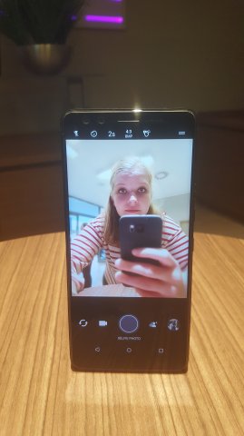 Die Selfie-Kamera des HTC U12+ hat im Kurztest besonders beeindruckt.