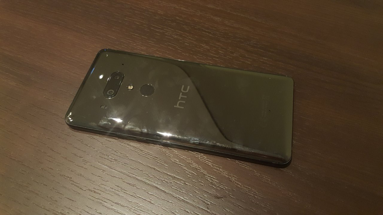 Sichtbare Fingerabdrücke lassen sich auf dem HTC U12+ nicht so leicht vermeiden.