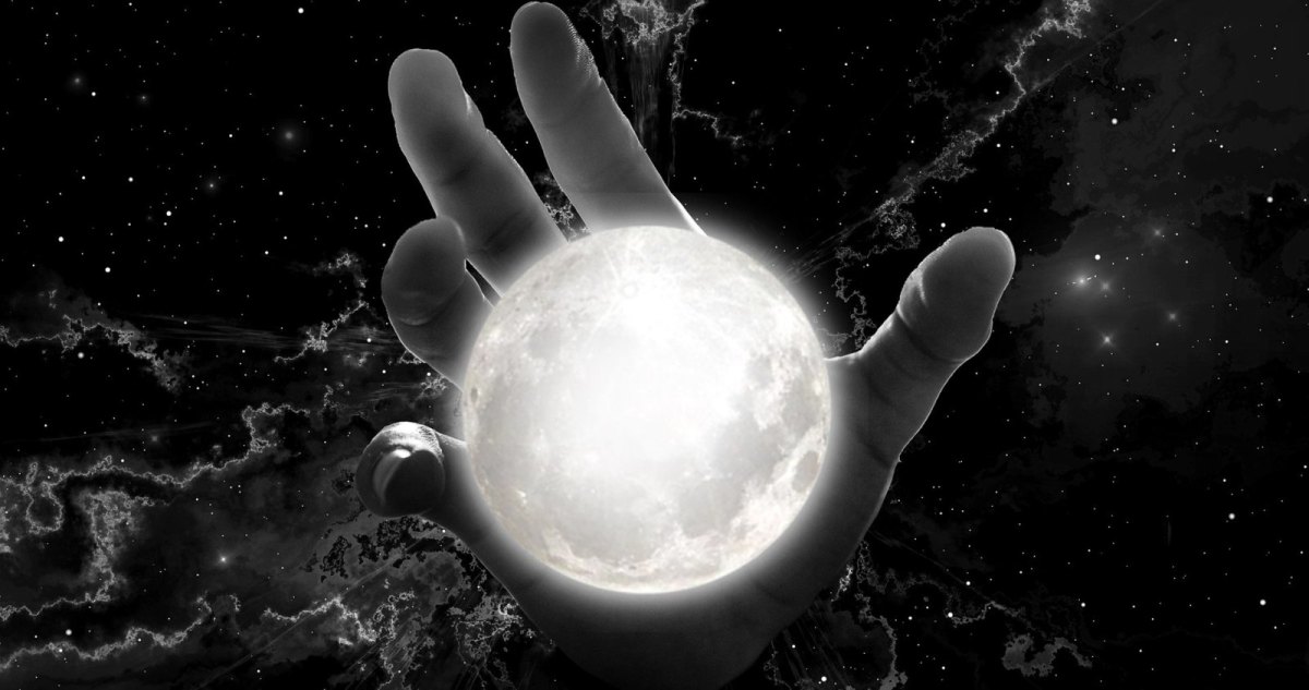 Hand am Mond