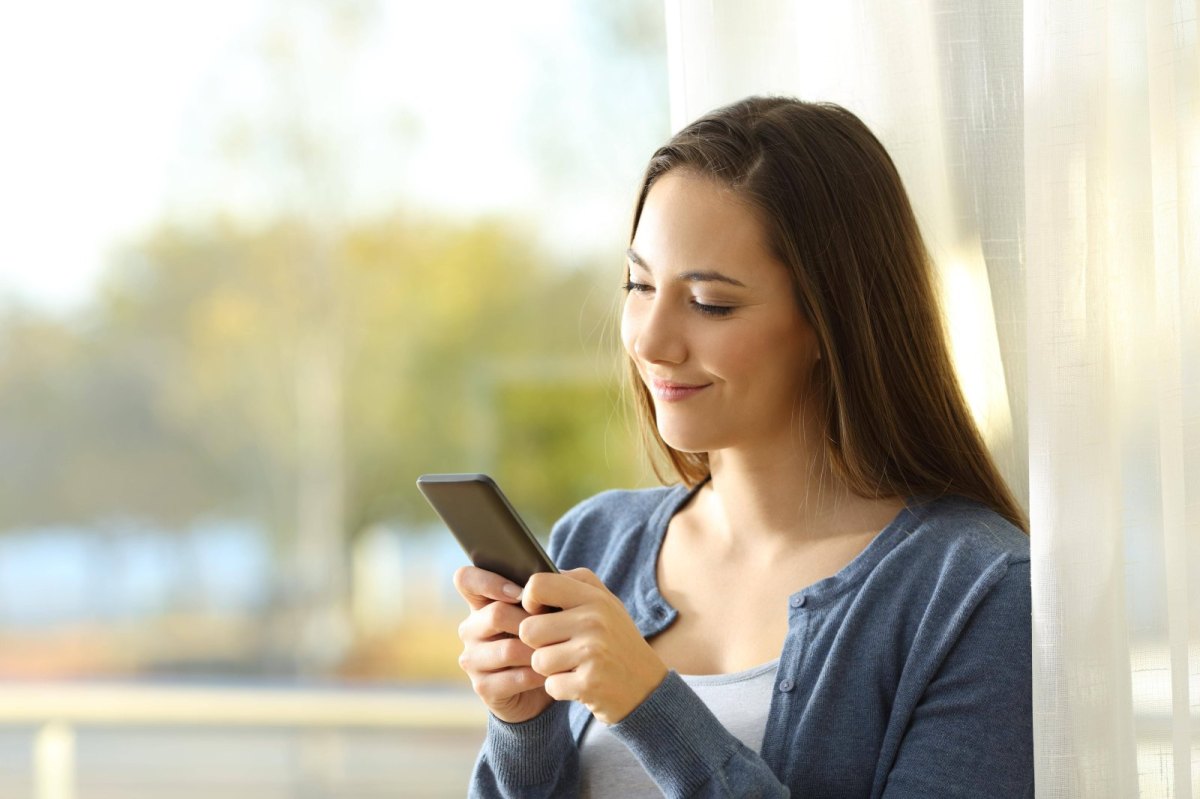 Frau mit Handy in der Hand