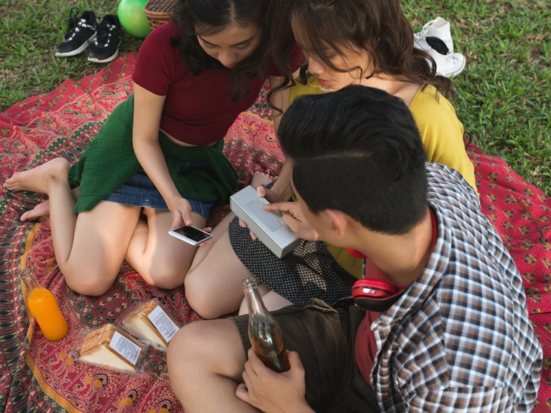 Leute hören Musik im Park.