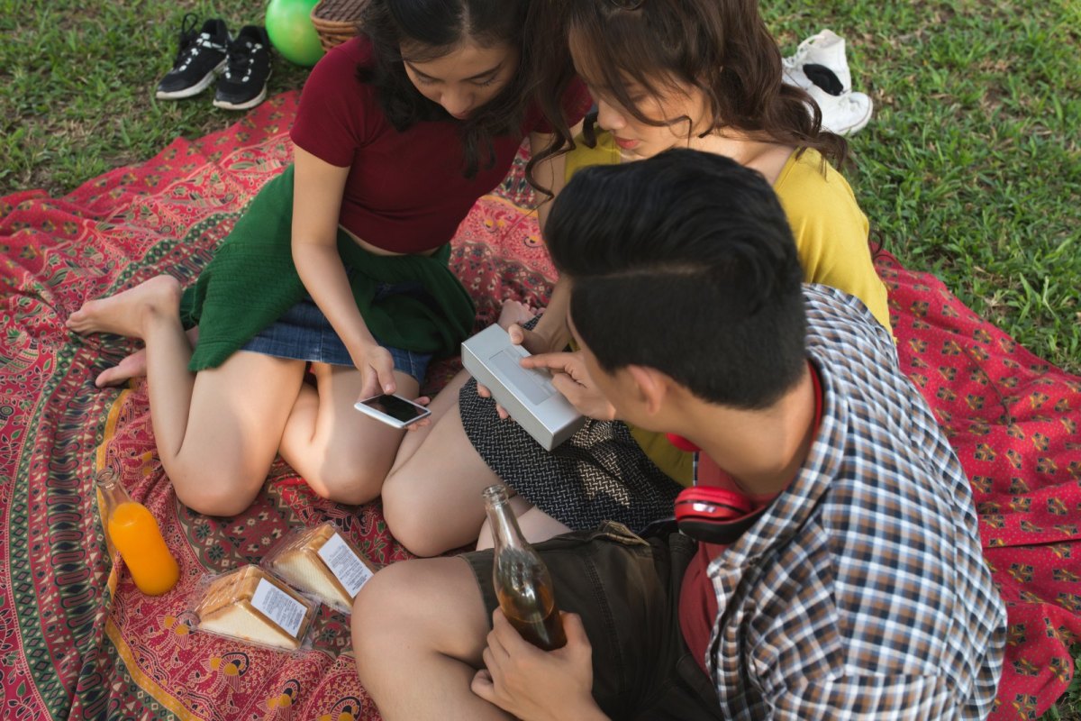 Leute hören Musik im Park.