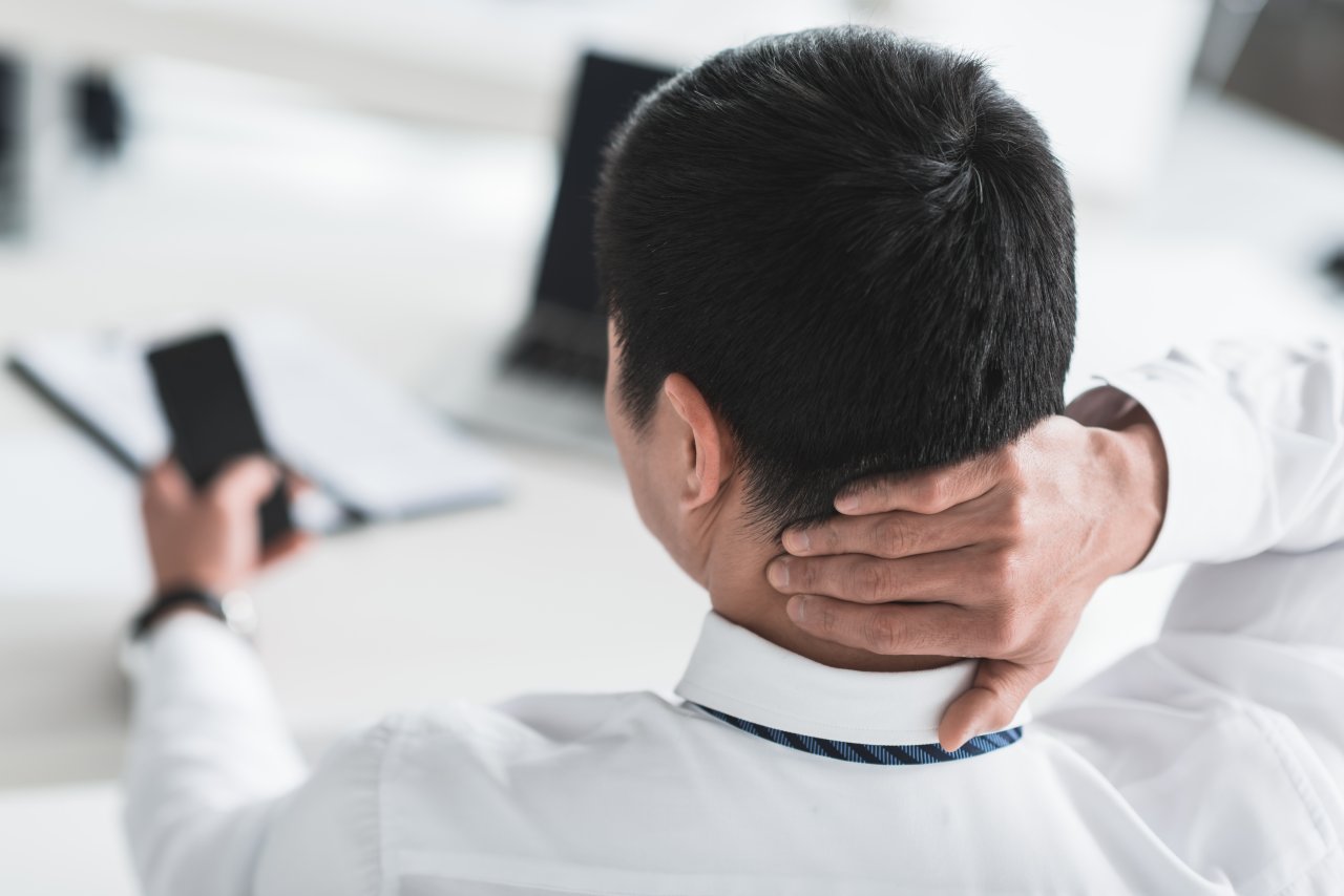 Zu viele Stunden auf dein Smartphone gestarrt? Die Folge kann der sogenannte "Handy-Nacken" sein. Wir sagen dir, was du dagegen tun kannst. 