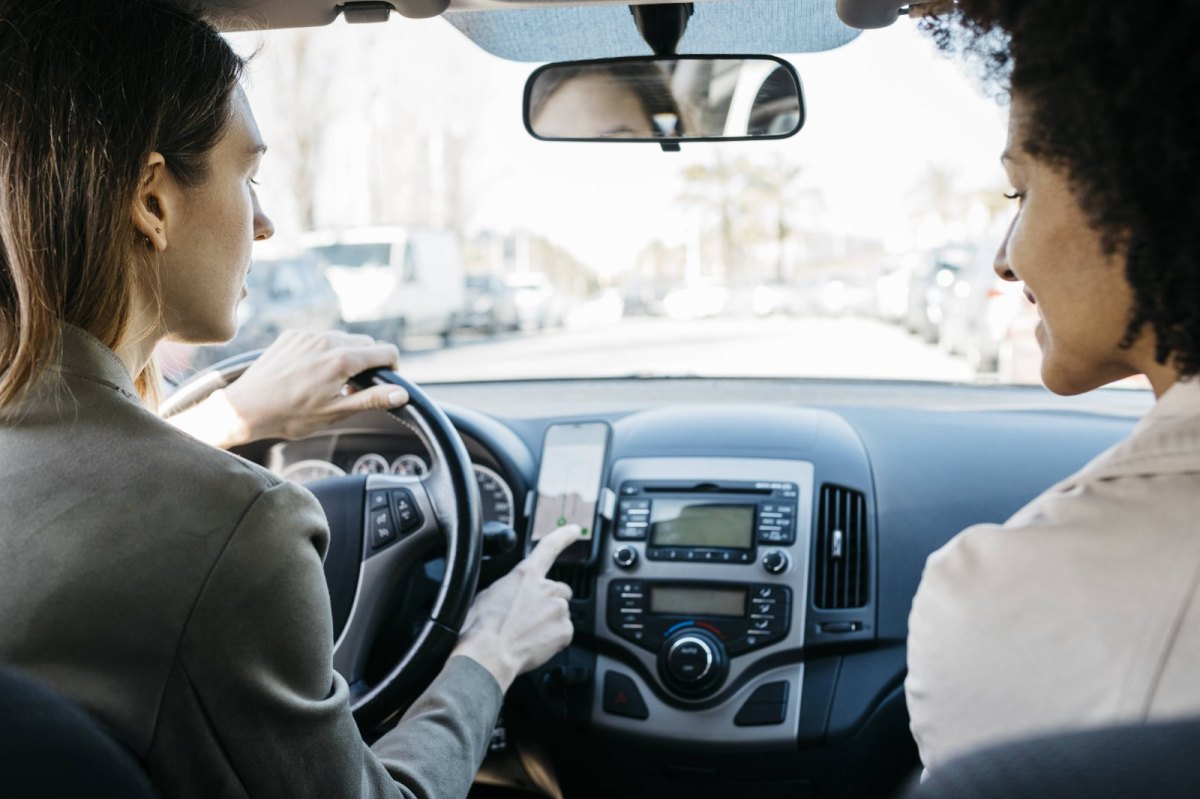 Frauen mir Smartphone im Auto