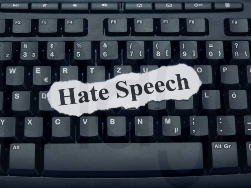 Schriftzug Hate Speech auf einer Tastatur.