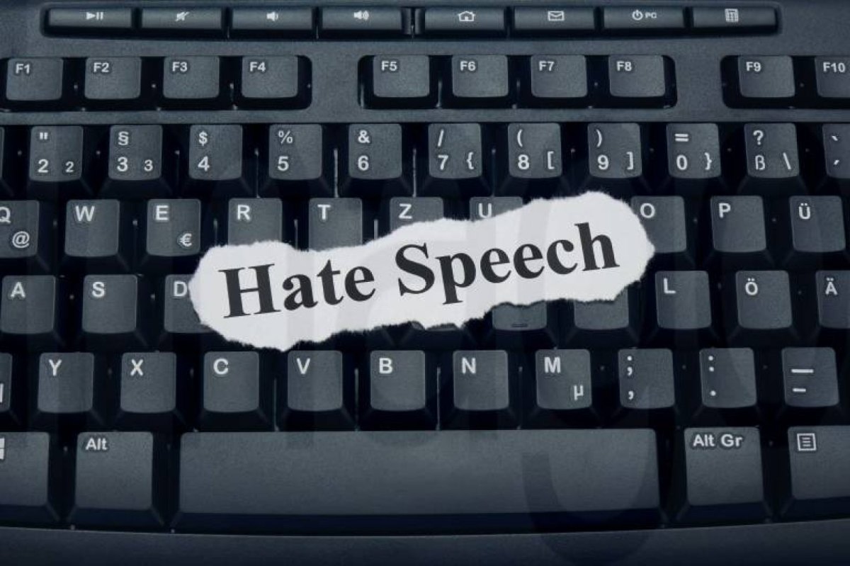 Schriftzug Hate Speech auf einer Tastatur.