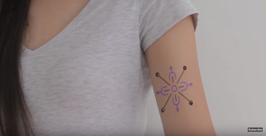 Das von US-Forschern entwickelte Tattoo wechselt die Farbe, wenn bestimmte Körperfunktionen sich verändern.
