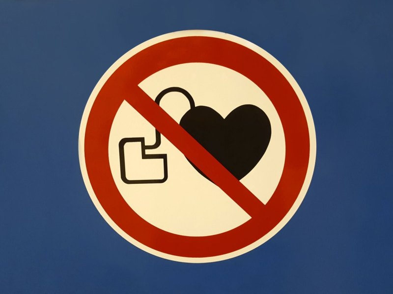 Schild: Zugang untersagt für Personen mit Herzschrittmacher