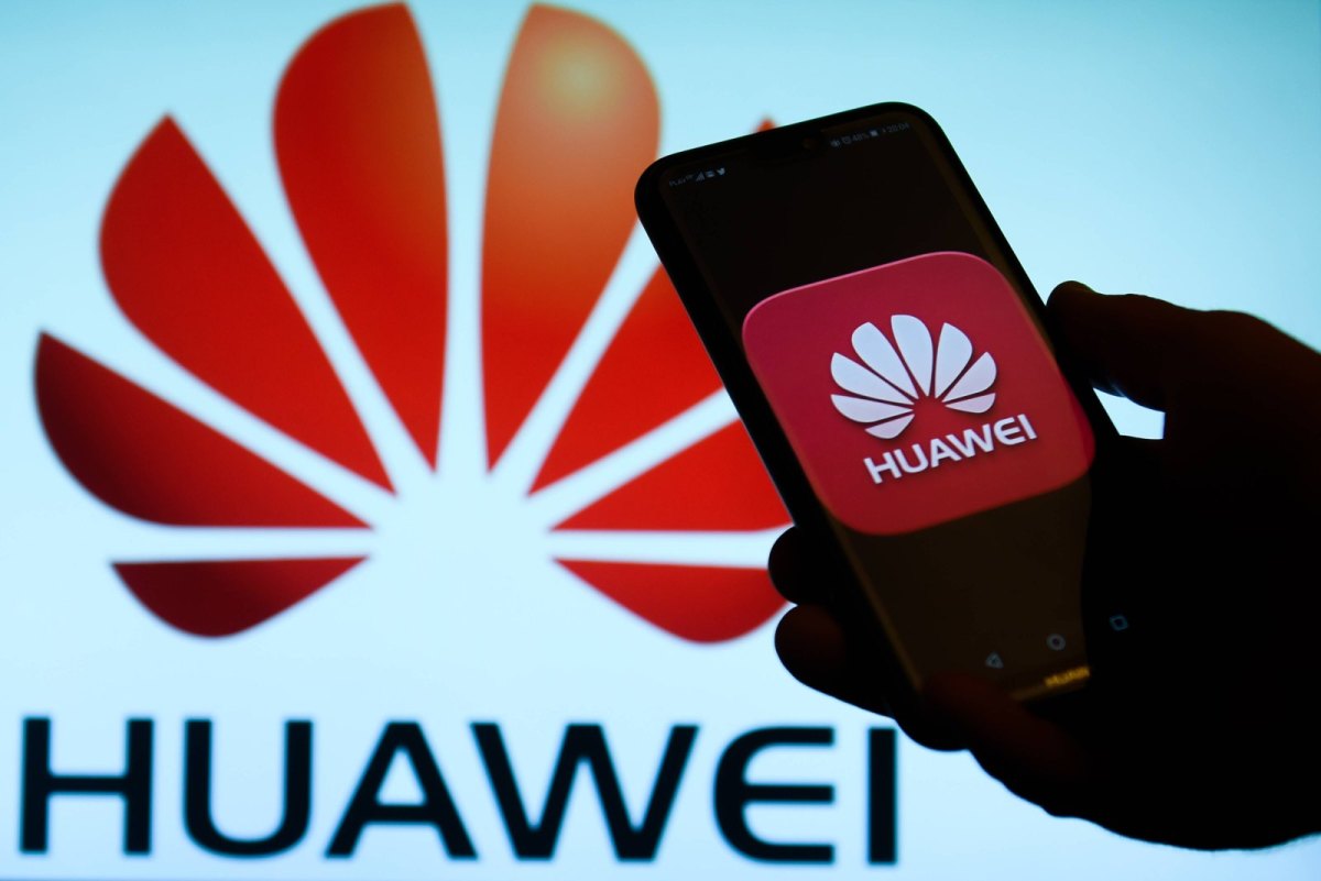 Ein Smartphone vor einem Huawei-Logo