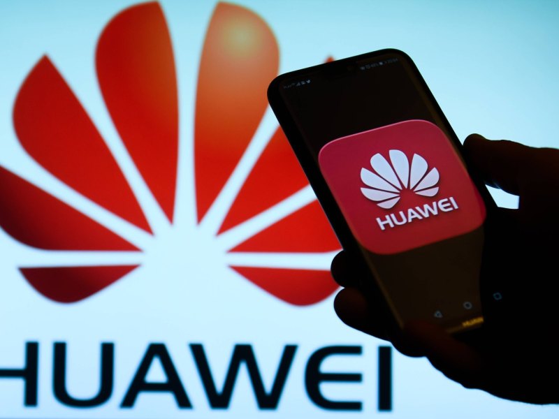 Ein Smartphone vor einem Huawei-Logo