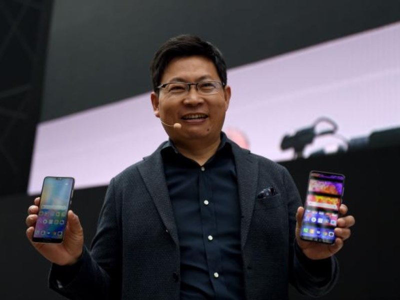 Huawei-CEO Richard Yu zeigt die neuen Smartphone-Modelle