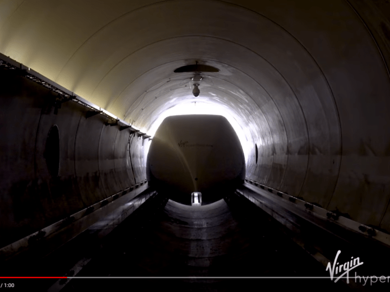Hyperloop-Kapsel fährt in den Tunnel ein