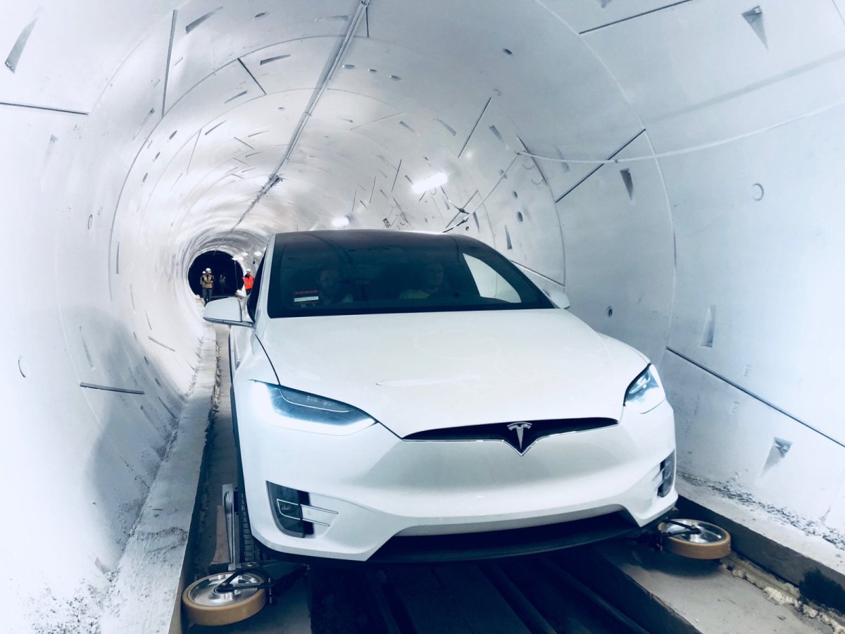 Ein Tesla Model X in einem Hyperloop