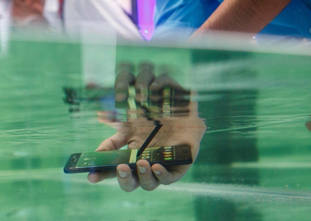 Ein Samsung S7 unter Wasser gehalten