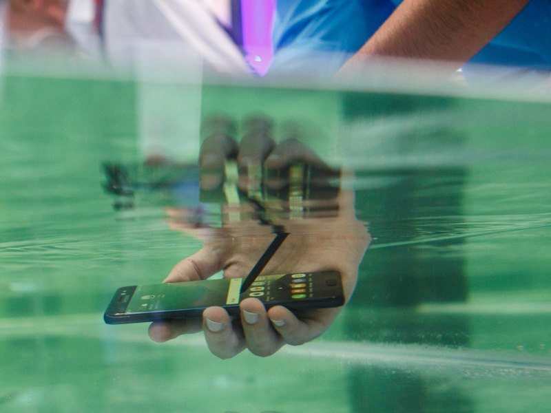 Ein Samsung S7 unter Wasser gehalten