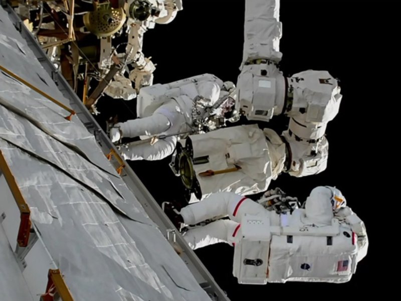 Astronauten beim ISS-Außeneinsatz
