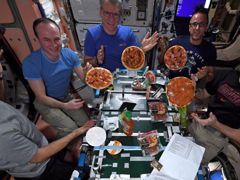 ISS-Astronauten mit Pizza