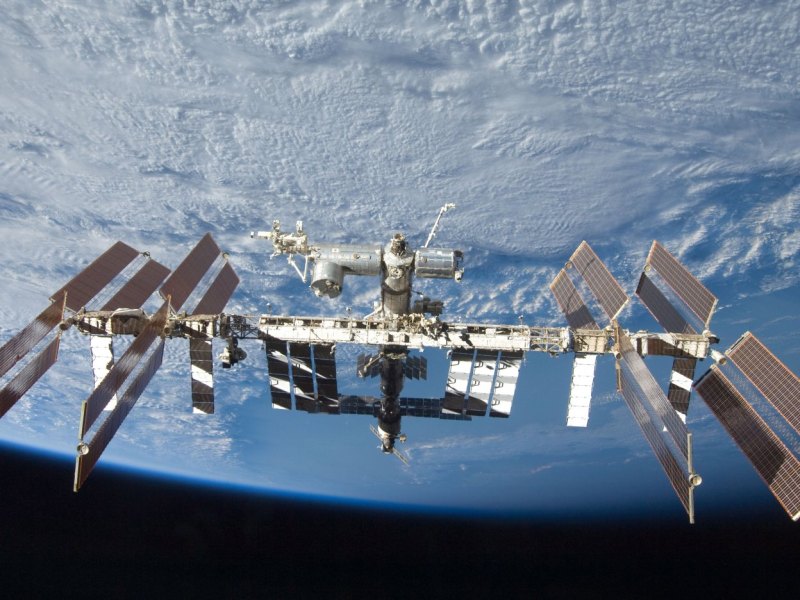 ISS-Raumstation vor der Erde.
