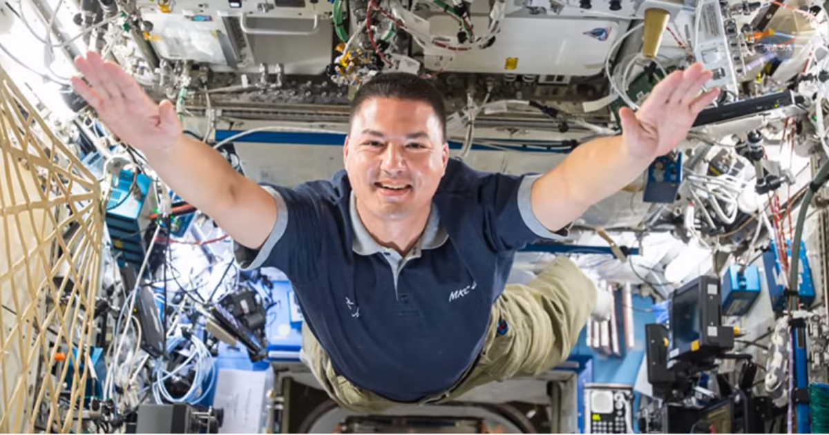 Der Astronaut Kjell Lindgren schwebt durch die ISS.