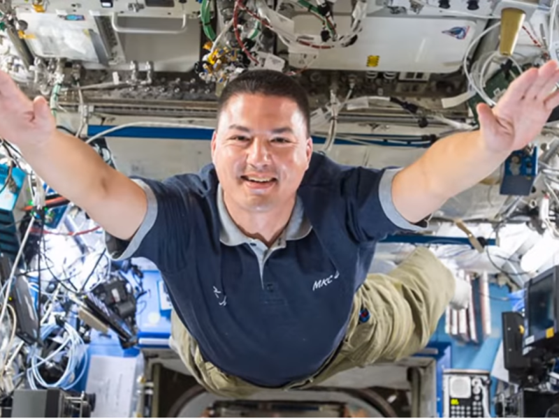 Der Astronaut Kjell Lindgren schwebt durch die ISS.